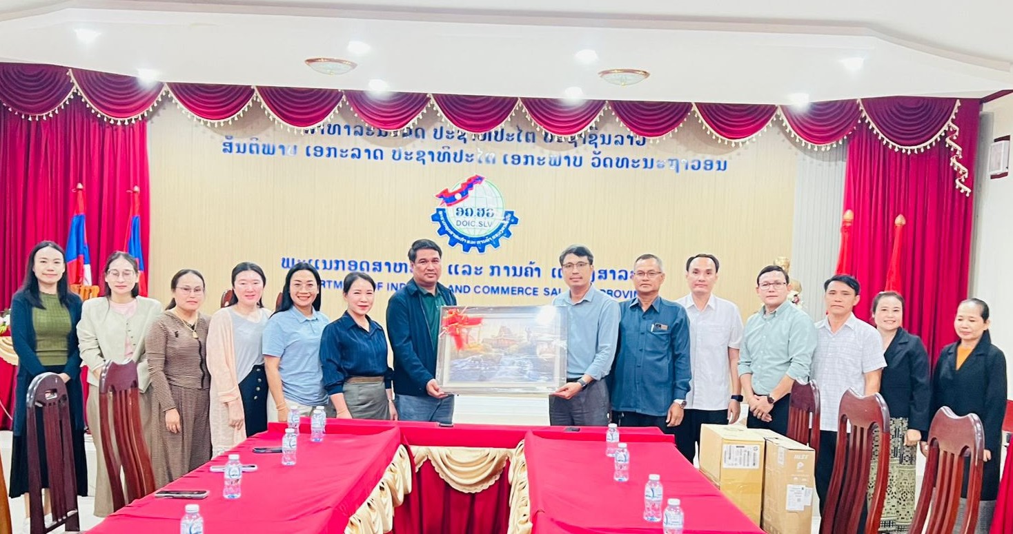ມອບເຄື່ອງຄອມພີວເຕີໃຫ້ພະແນກ ອຄ ແຂວງສາລະວັນ